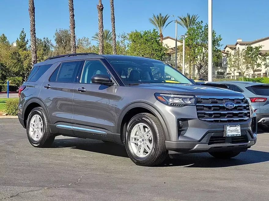 2025 Ford Explorer photo 1