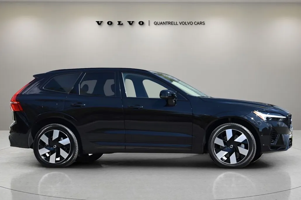 2024 Volvo XC60 T8 Plus photo 1