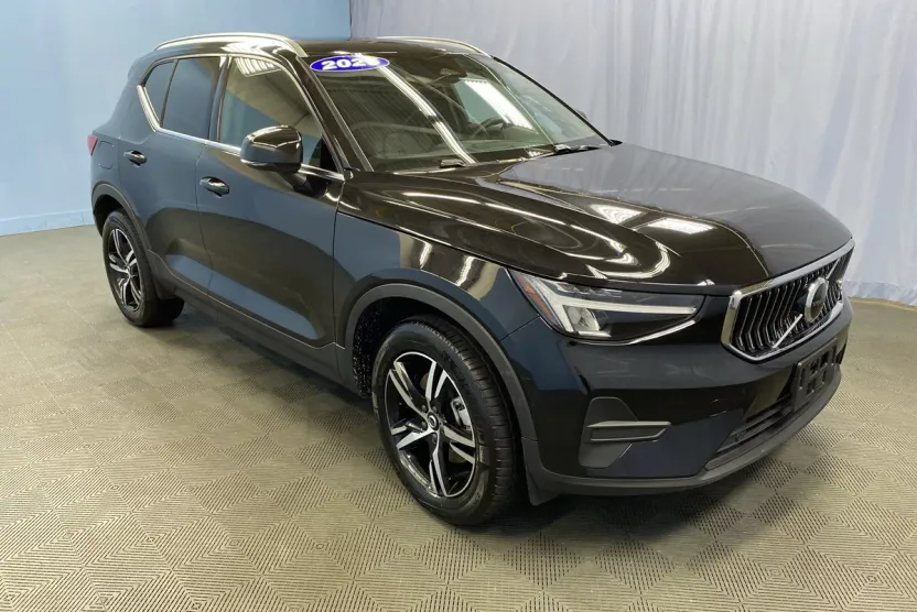 2025 Volvo XC40 Core photo 1