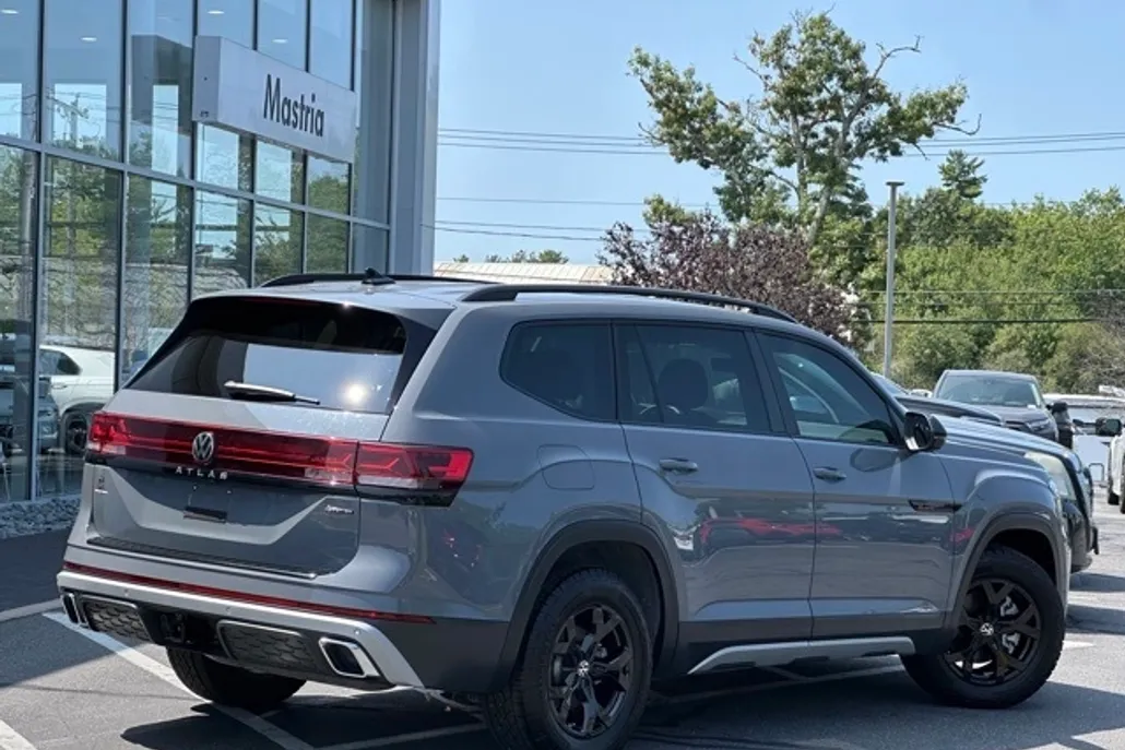 2024 Volkswagen Atlas Peak Edition SE Technology photo 1
