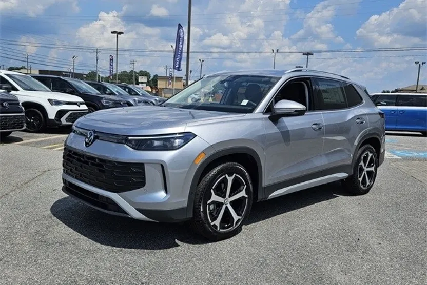 2025 Volkswagen Tiguan SE photo 1