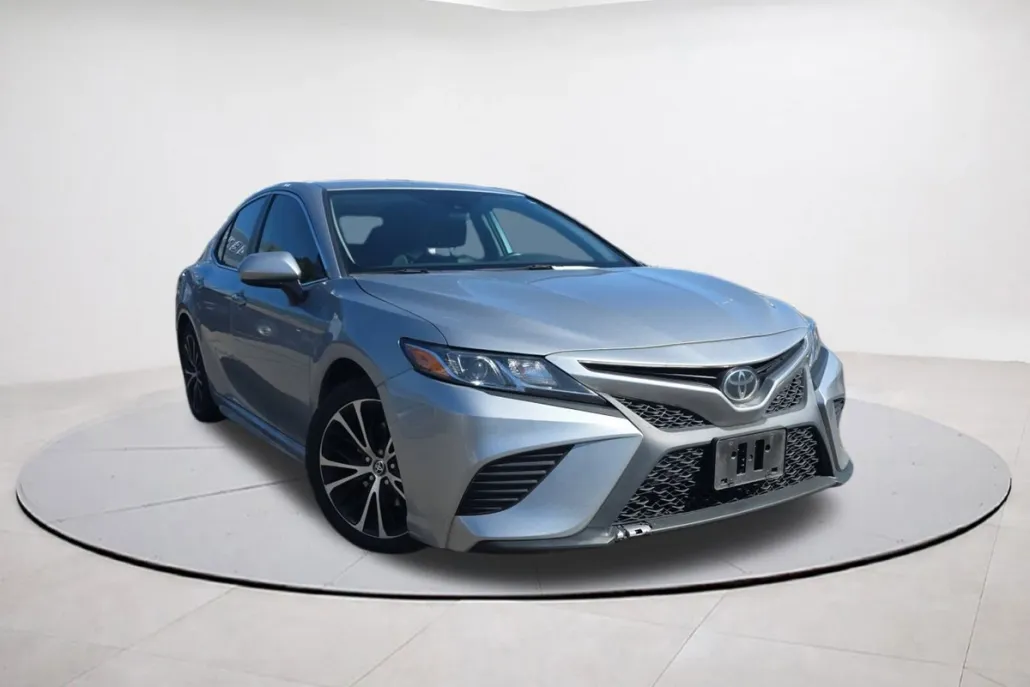 2020 Toyota Camry SE photo 1