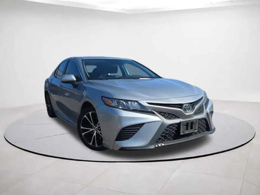 2020 Toyota Camry SE photo 1