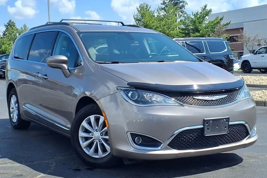 2017 Chrysler Pacifica photo 1
