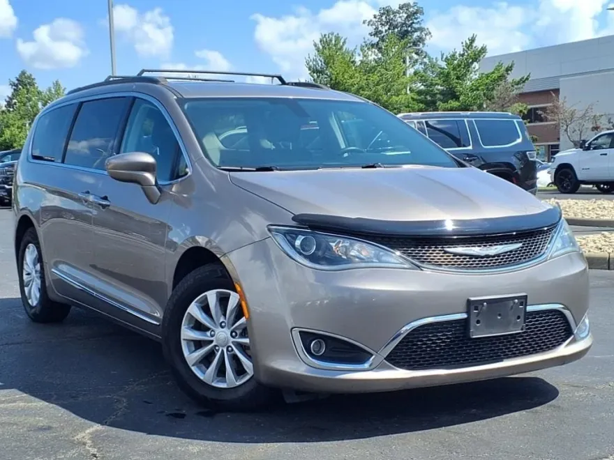2017 Chrysler Pacifica photo 1