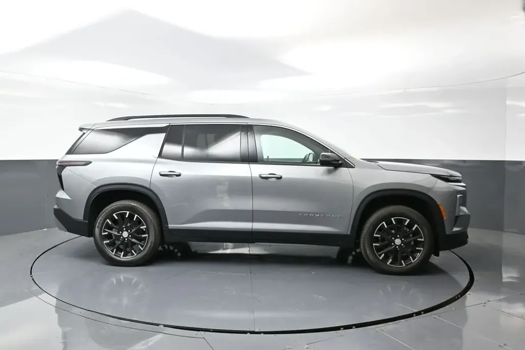 2025 Chevrolet Traverse 2LT photo 1
