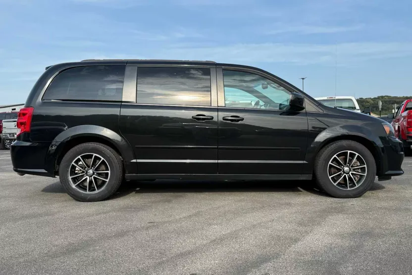 2015 Dodge Grand Caravan R/T photo 1
