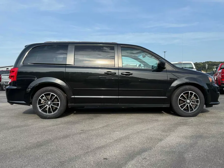 2015 Dodge Grand Caravan R/T photo 1