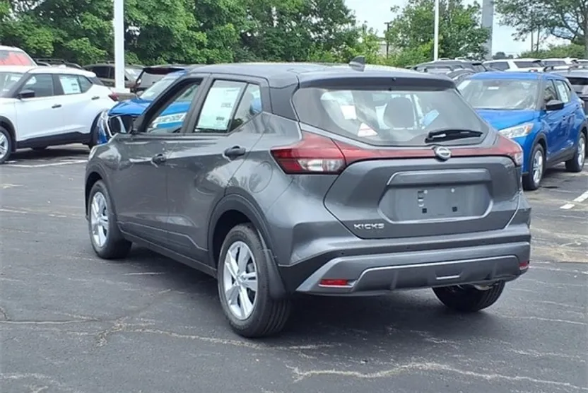 2025 Nissan Kicks Play S photo 1