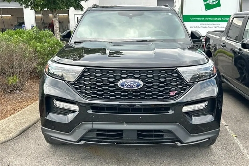 2023 Ford Explorer ST photo 1