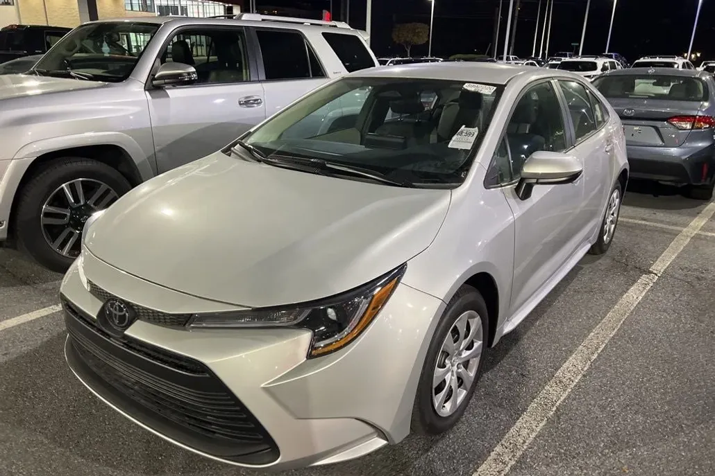 2025 Toyota Corolla LE photo 1