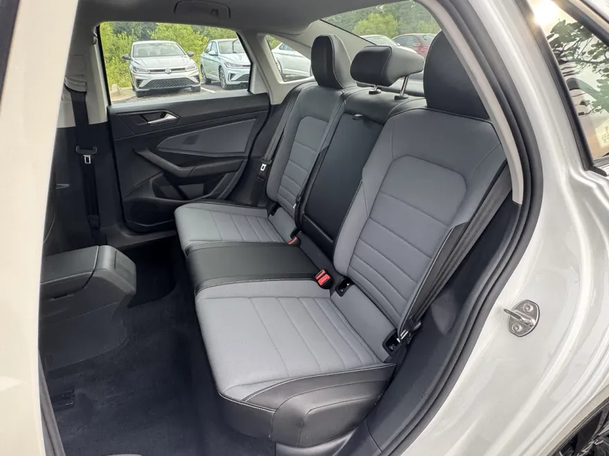 2025 Volkswagen Jetta SE photo 1