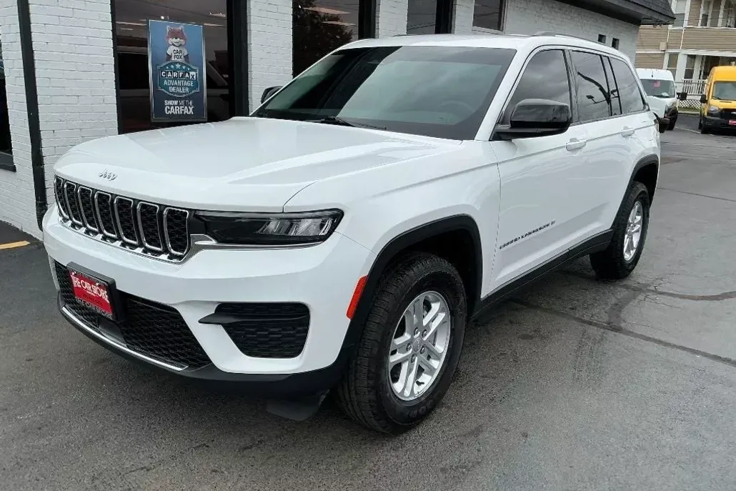 2023 Jeep Grand Cherokee Laredo photo 1