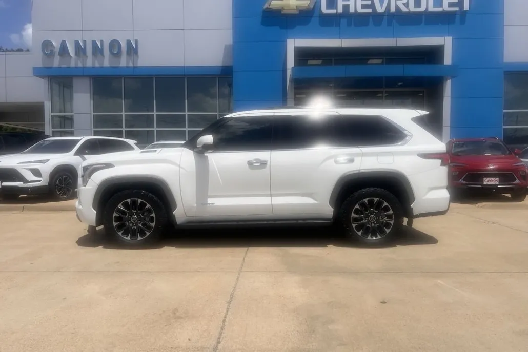 2023 Toyota Sequoia SR5 photo 1