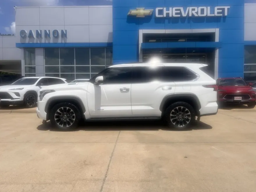 2023 Toyota Sequoia SR5 photo 1