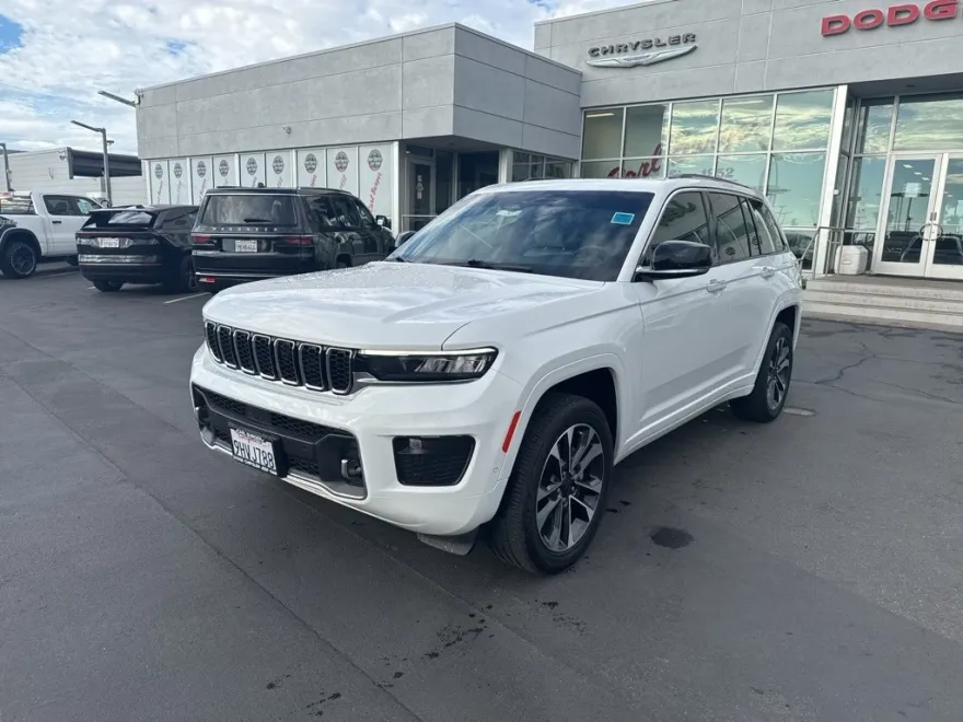 2023 Jeep Grand Cherokee Overland photo 1