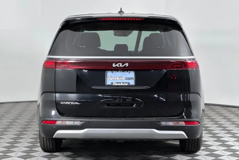 2024 Kia Carnival LX photo 1