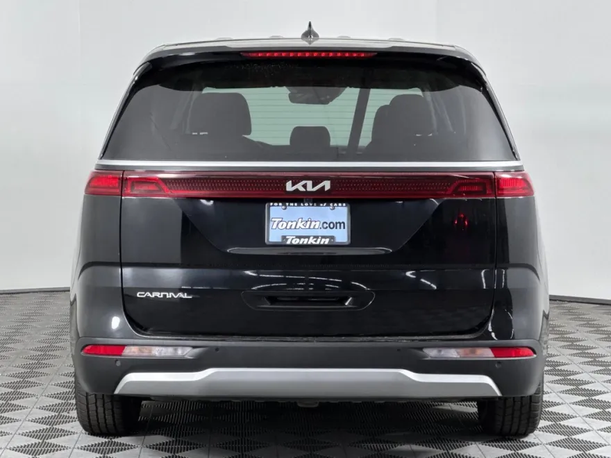 2024 Kia Carnival LX photo 1