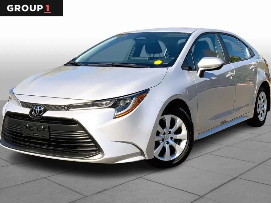 2024 Toyota Corolla LE photo 1