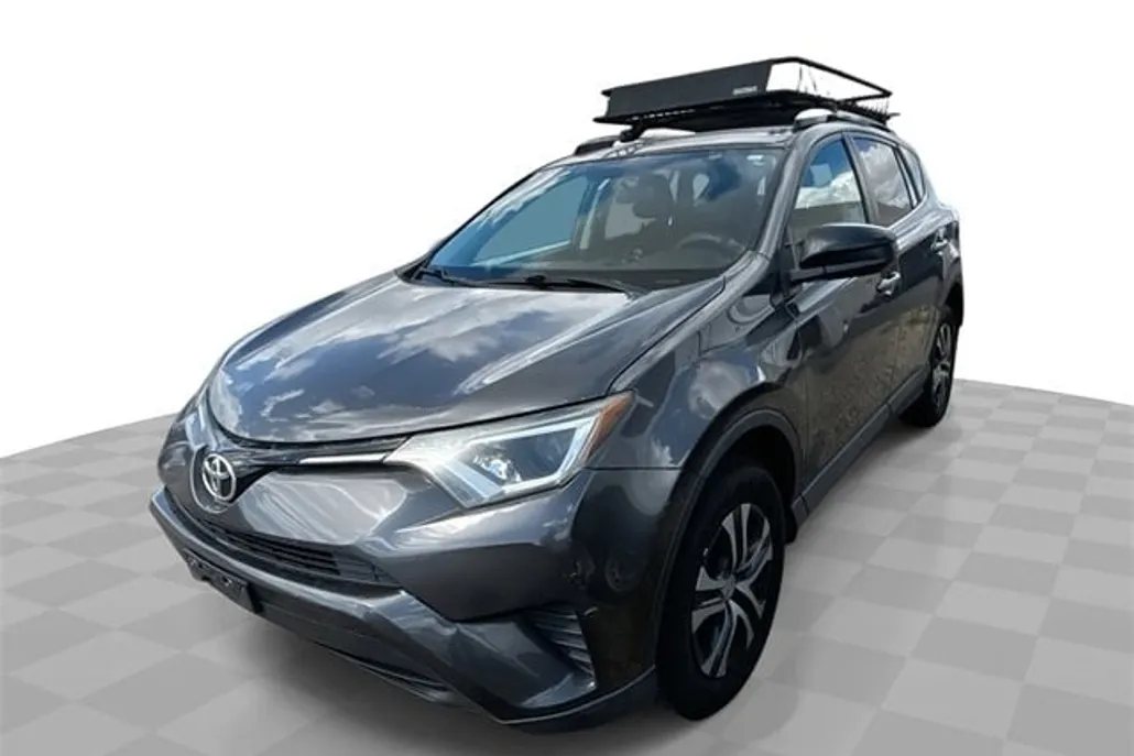 2016 Toyota RAV4 LE photo 1