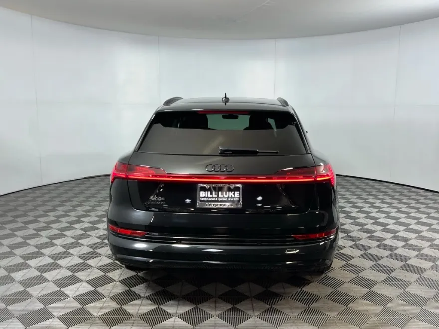 2023 Audi e-tron Premium photo 1
