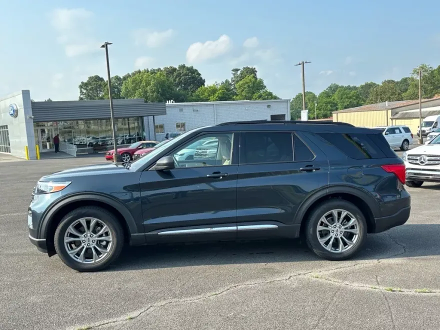 2022 Ford Explorer XLT photo 1