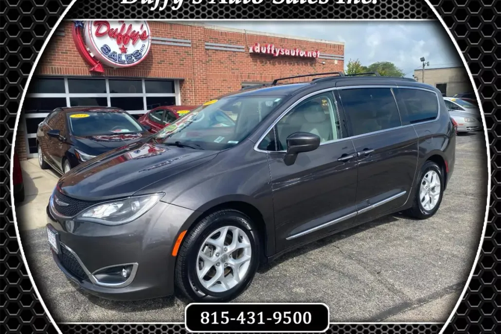 2017 Chrysler Pacifica Touring L photo 1