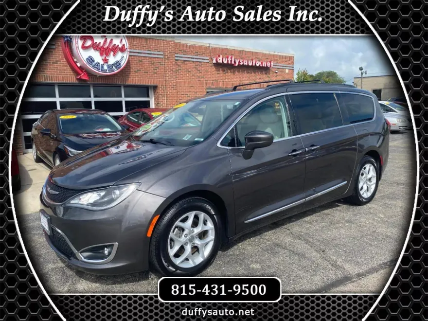 2017 Chrysler Pacifica Touring L photo 1