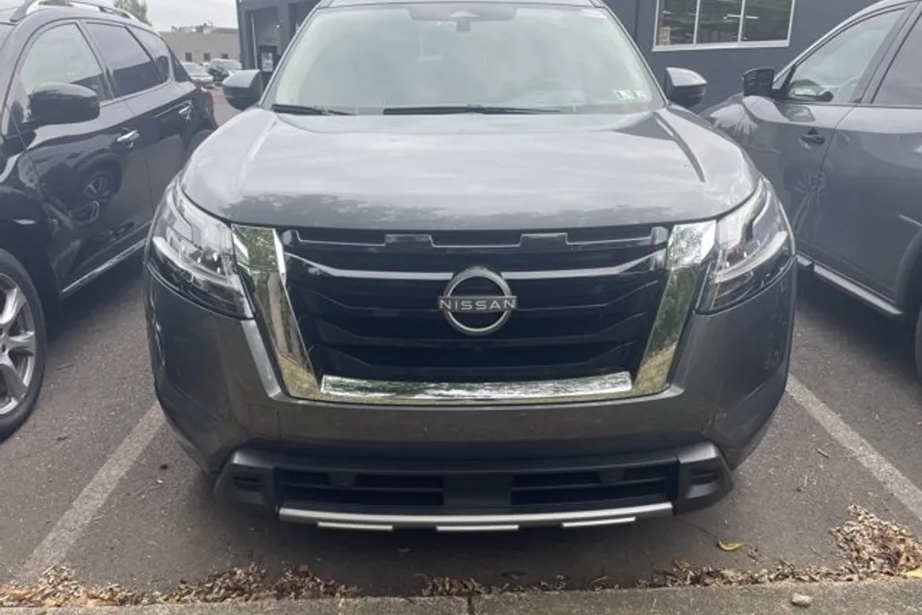 2024 Nissan Pathfinder Platinum photo 1