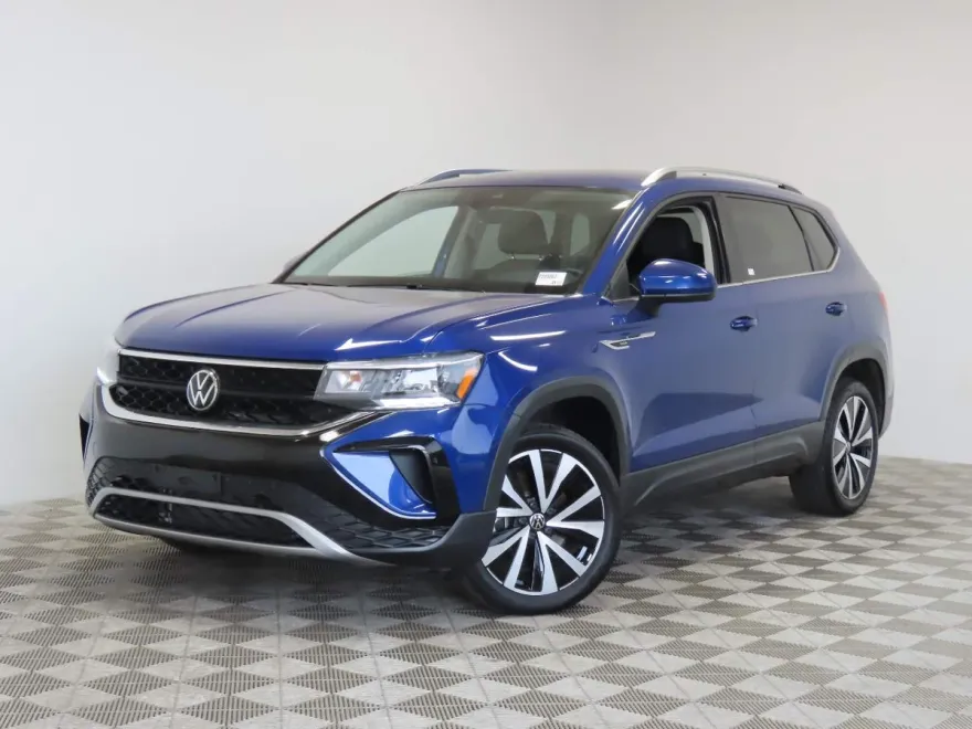 2024 Volkswagen Taos SE photo 1