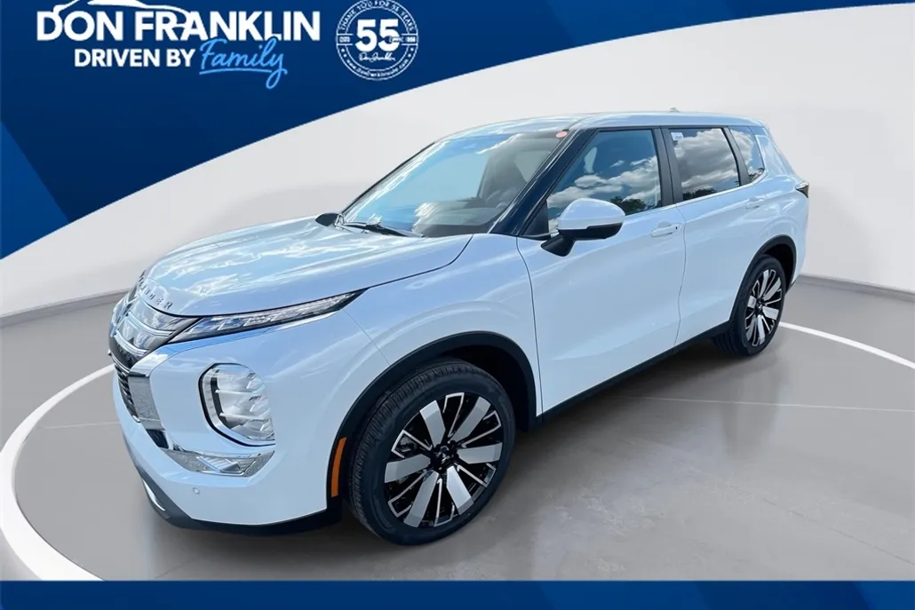 2025 Mitsubishi Outlander SE photo 1