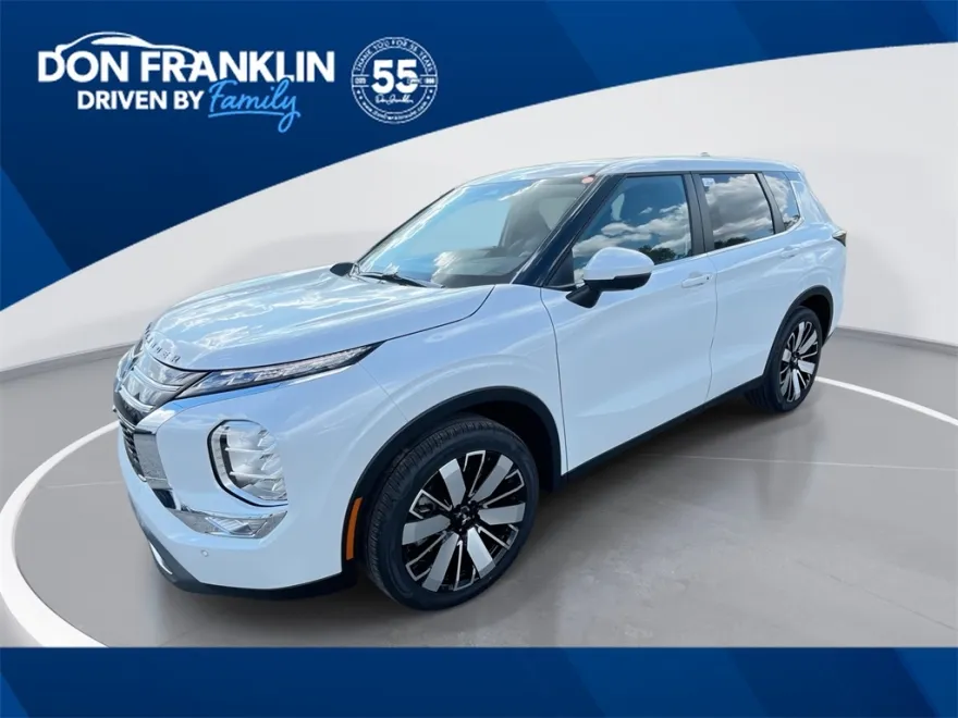 2025 Mitsubishi Outlander SE photo 1