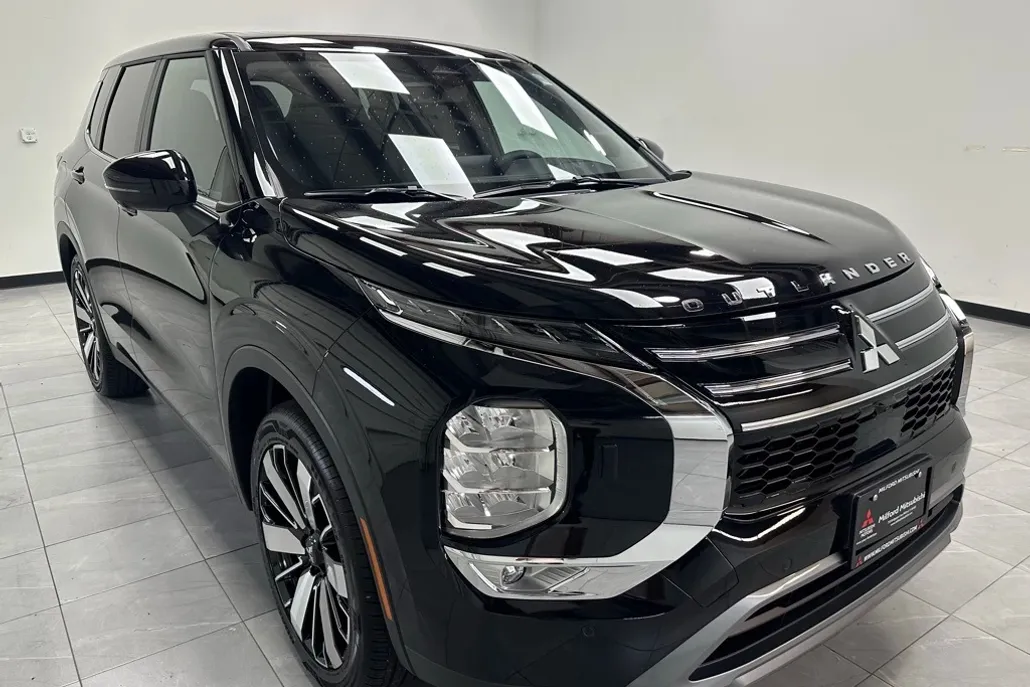 2025 Mitsubishi Outlander SE photo 1