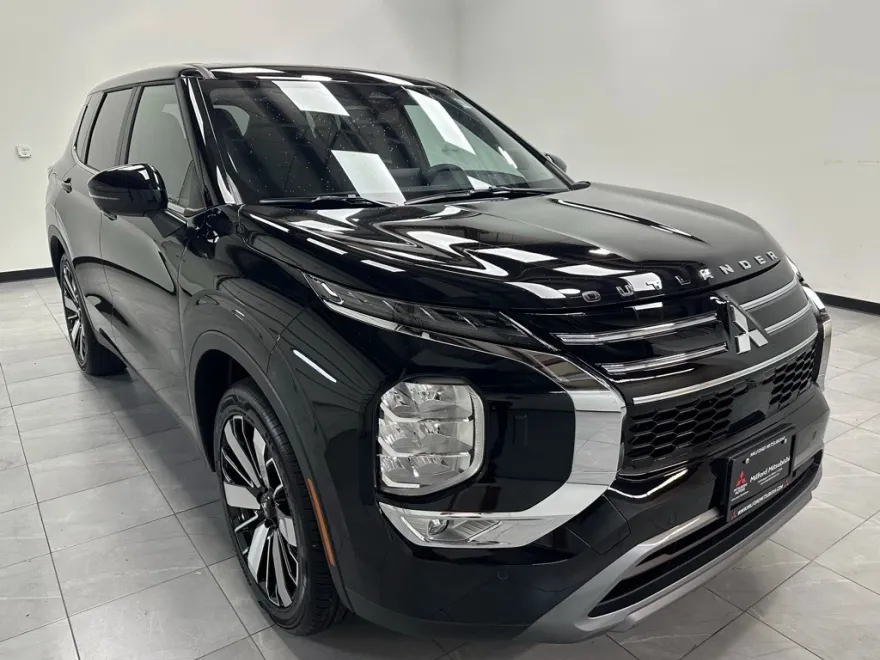 2025 Mitsubishi Outlander SE photo 1