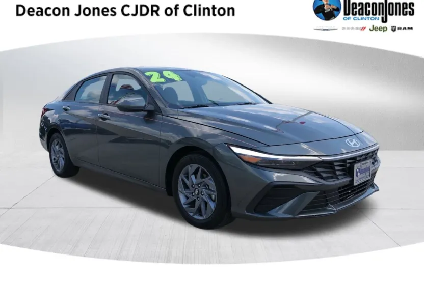 2024 Hyundai Elantra SEL photo 1