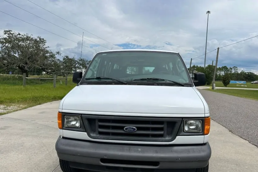2007 Ford E-350 XL photo 1