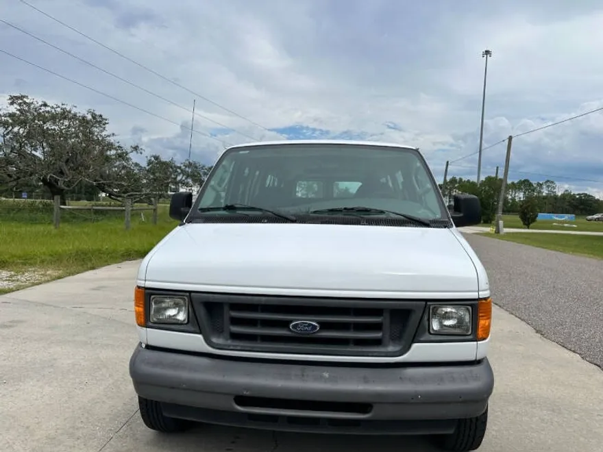 2007 Ford E-350 XL photo 1