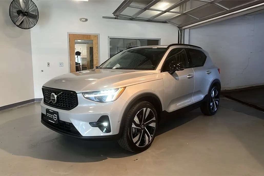 2025 Volvo XC40 Plus photo 1