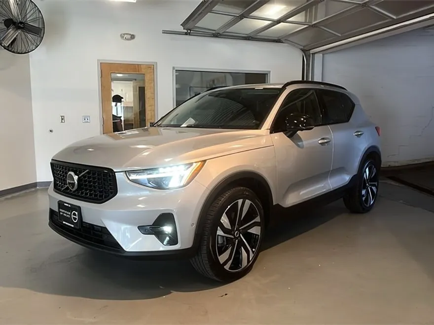 2025 Volvo XC40 Plus photo 1