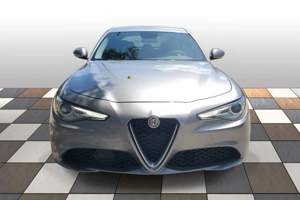 2018 Alfa Romeo Giulia Base photo 1