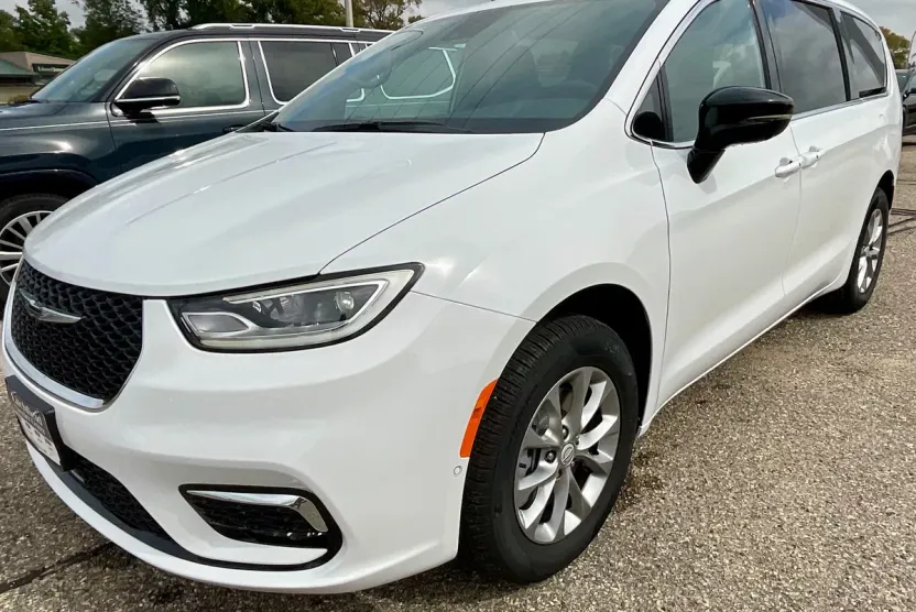 2026 Chrysler Pacifica photo 1
