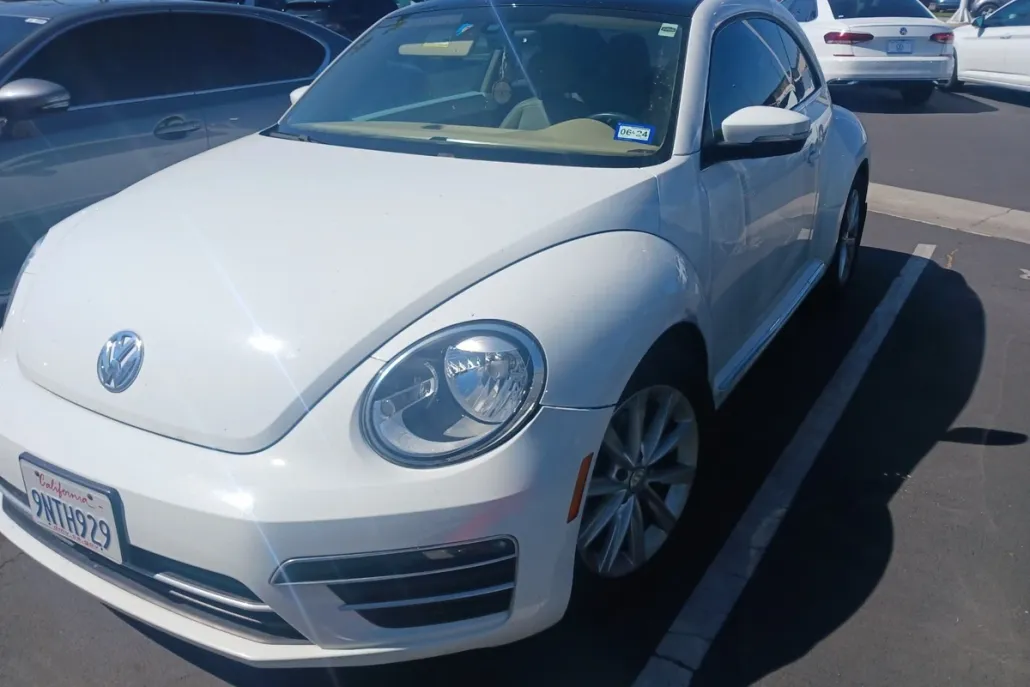 2018 Volkswagen Beetle SE photo 1