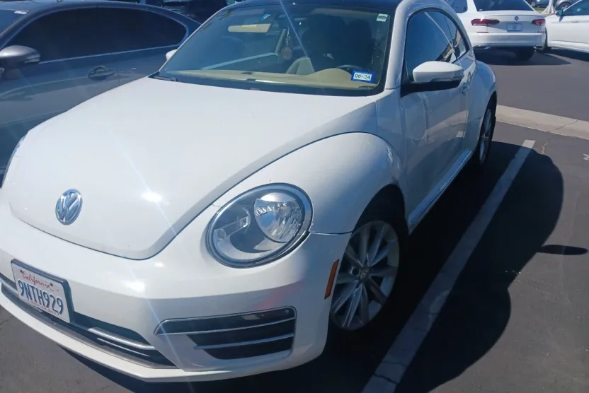 2018 Volkswagen Beetle SE photo 1