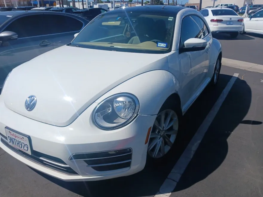 2018 Volkswagen Beetle SE photo 1