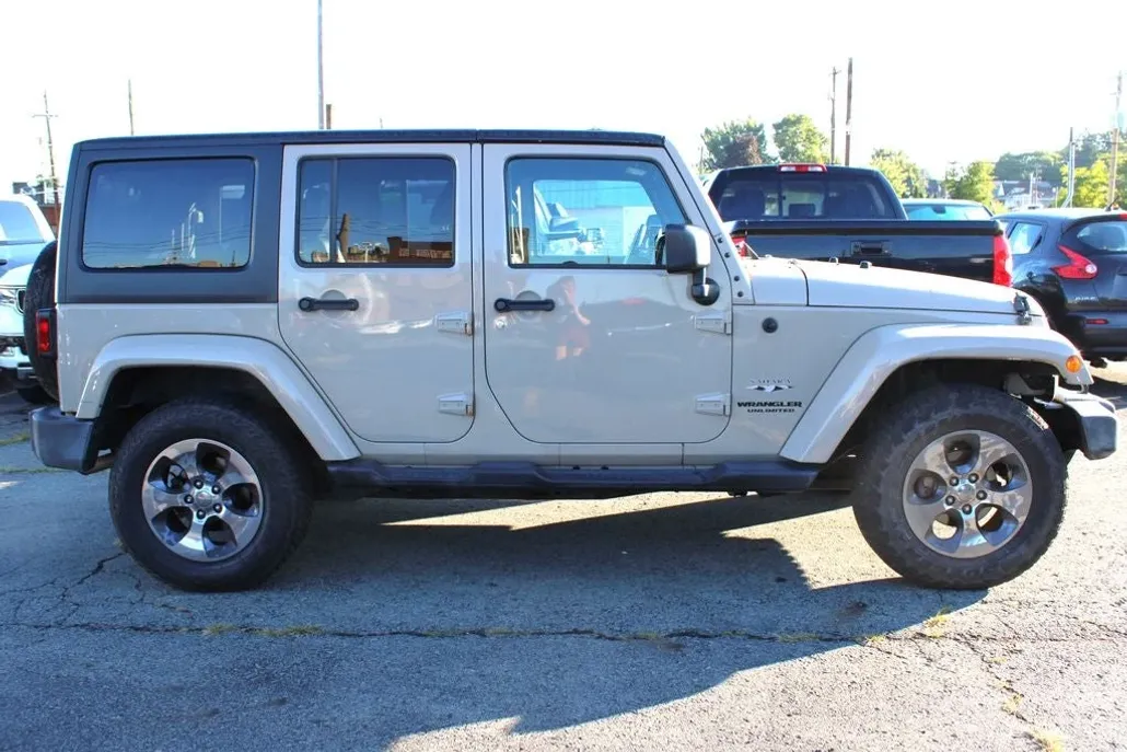 2016 Jeep Wrangler Unlimited Sahara photo 1