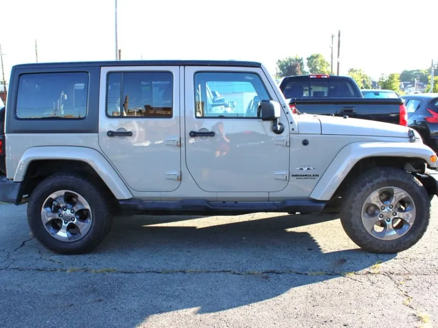 2016 Jeep Wrangler Unlimited Sahara photo 1