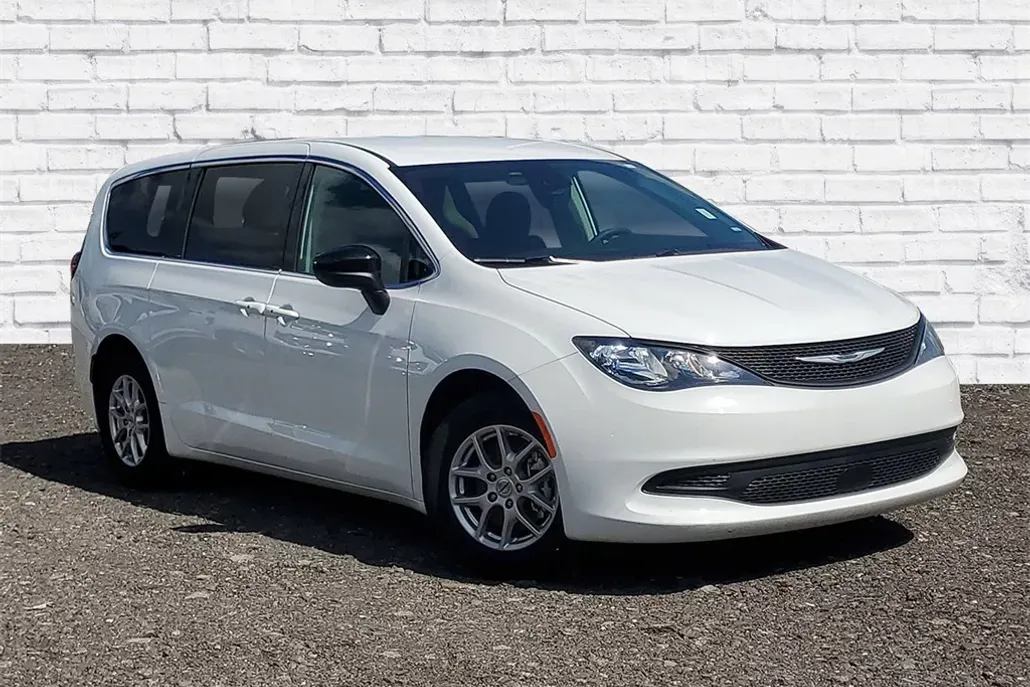 2024 Chrysler Voyager LX photo 1
