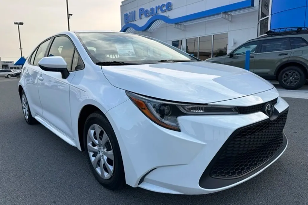 2022 Toyota Corolla LE photo 1
