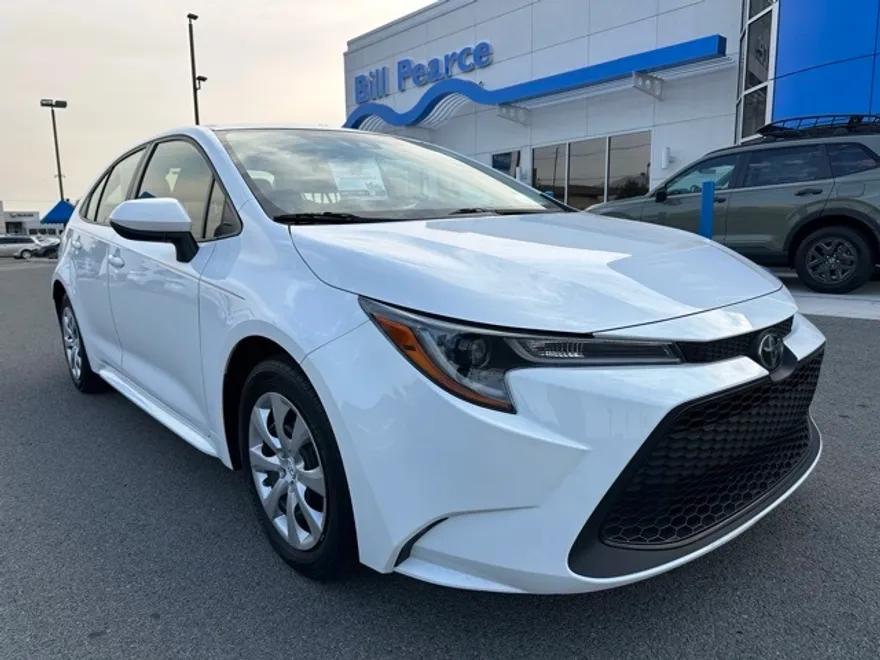 2022 Toyota Corolla LE photo 1