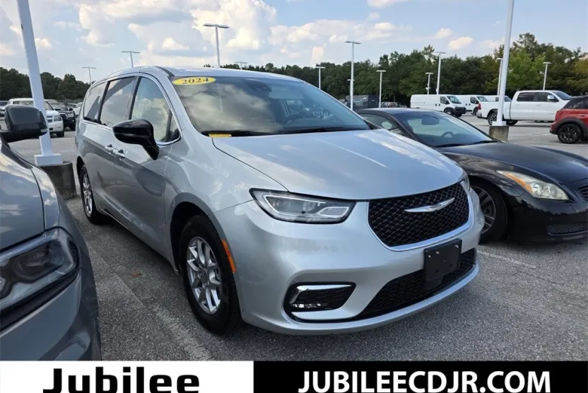 2024 Chrysler Pacifica Touring L photo 1